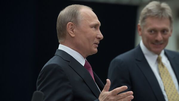 Tổng thống Liên bang Nga Vladimir Putin và phát ngôn viên Điện Kremlin Dmitry Peskov  - Sputnik Việt Nam