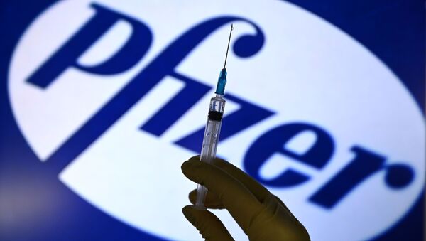 Vắc xin chống сoronavirus trên nền logo của công ty dược phẩm Pfizer - Sputnik Việt Nam