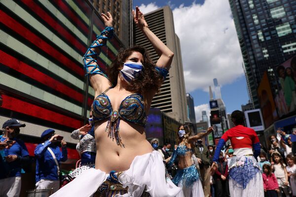 Người phụ nữ khiêu vũ trong lễ kỷ niệm Ngày Độc lập của Israel tại Quảng trường Thời đại ở New York, Mỹ - Sputnik Việt Nam