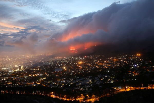Cháy rừng trên sườn núi ở Cape Town, Nam Phi - Sputnik Việt Nam