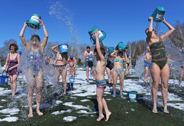 Mọi người đổ xô nước đá lên người trong sự kiện «Đánh thức mùa xuân» hàng năm ở Tomsk, Nga - Sputnik Việt Nam