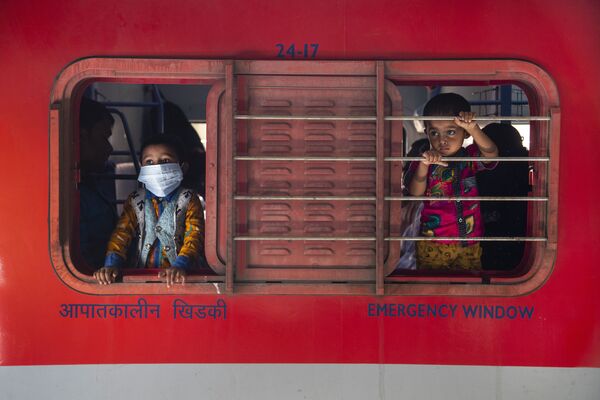 Các cậu bé ngắm nhìn từ cửa sổ xe lửa tại nhà ga ở Gauhati, Ấn Độ - Sputnik Việt Nam