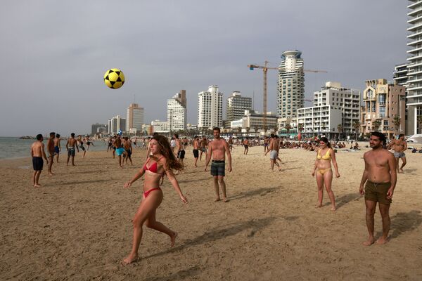 Những người chơi bóng trên bãi biển ở Tel Aviv - Sputnik Việt Nam