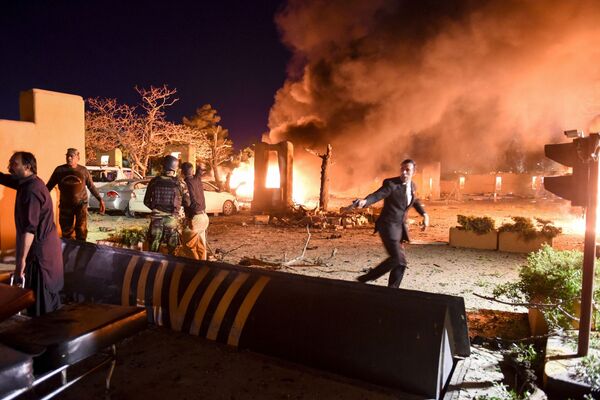 Nhân viên an ninh và tình nguyện viên tại hiện trường vụ nổ ở Quetta, Pakistan - Sputnik Việt Nam
