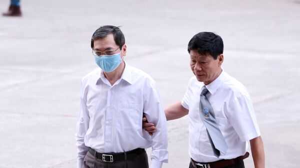 Bị cáo Vũ Huy Hoàng (bên trái, cựu Bộ trưởng Bộ Công Thương) đến tòa. - Sputnik Việt Nam