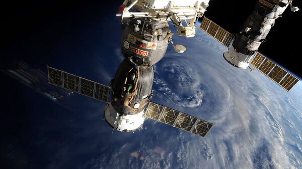 Các tàu vũ trụ Soyuz và Progress của Nga trên nền Trái đất. - Sputnik Việt Nam