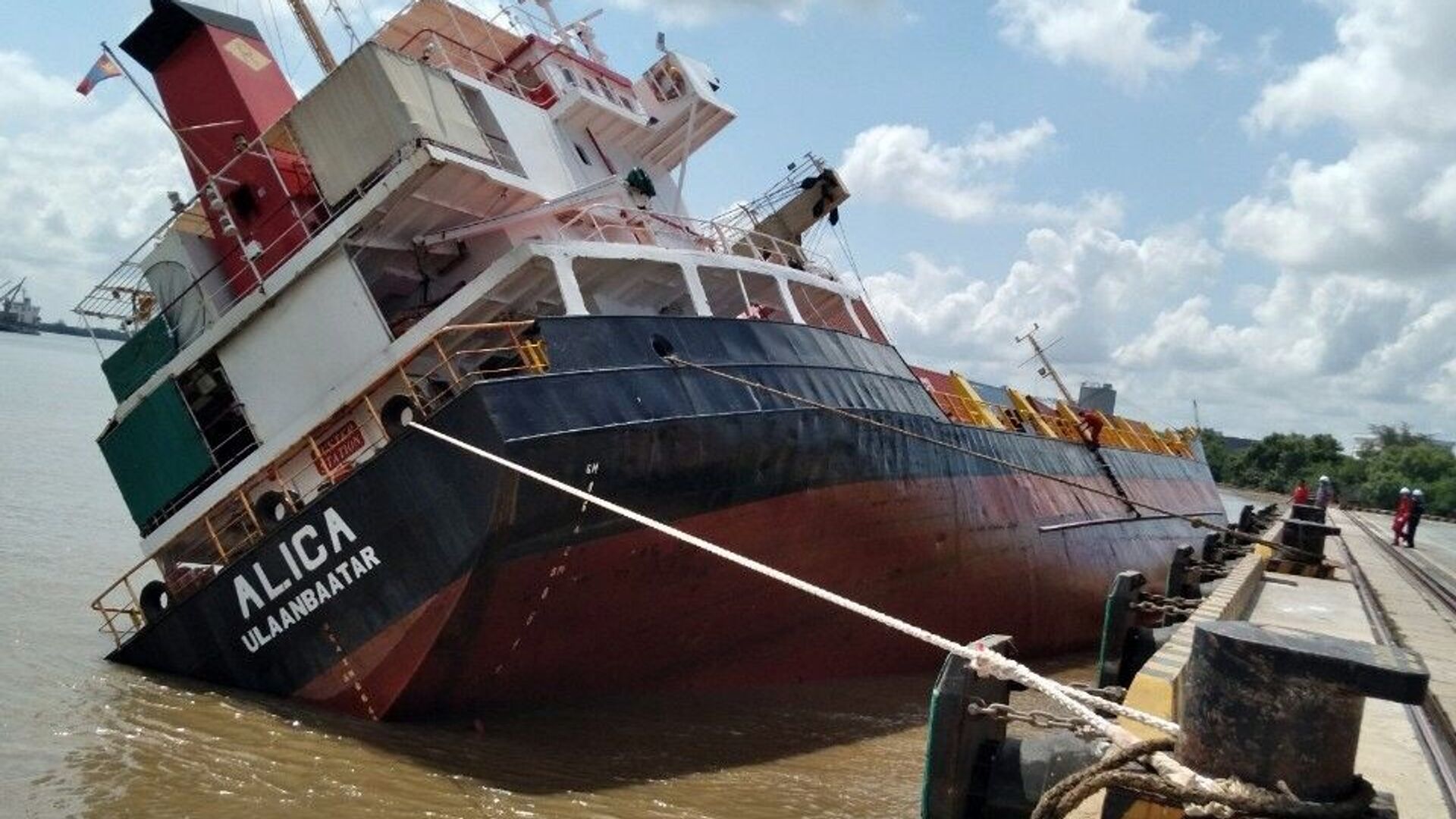 Tàu chở container ALICA bị nghiêng khiến nhiều container bị rơi xuống sông. - Sputnik Việt Nam, 1920, 26.04.2021