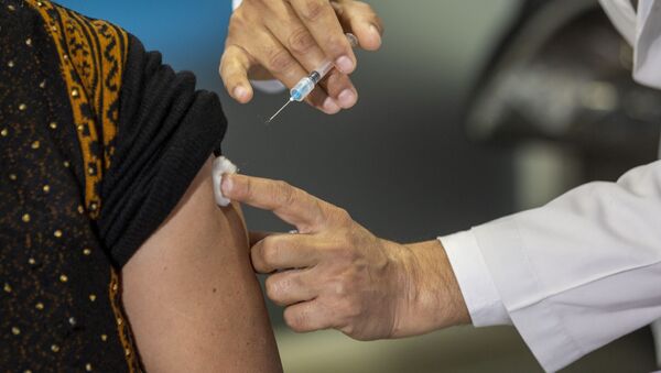 Nhân viên y tế tiêm vắc xin COVID-19, Ấn Độ. - Sputnik Việt Nam
