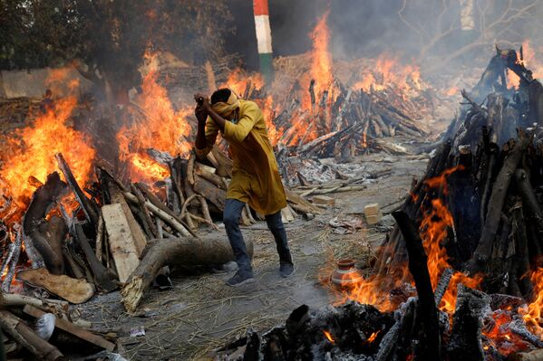Giàn thiêu trong lễ hỏa táng hàng loạt tại nhà hỏa táng ở New Delhi, Ấn Độ - Sputnik Việt Nam