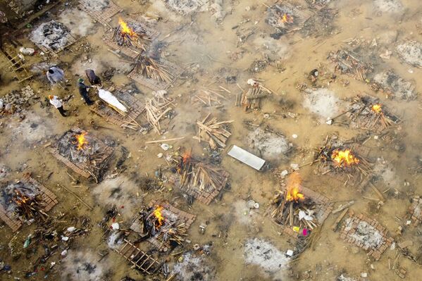 Toàn cảnh lễ hỏa táng hàng loạt tại nhà hỏa táng ở New Delhi, Ấn Độ - Sputnik Việt Nam