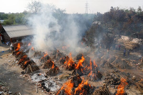 Toàn cảnh dàn thiêu đang cháy trong lễ hỏa táng hàng loạt tại nhà hỏa táng ở New Delhi, Ấn Độ - Sputnik Việt Nam