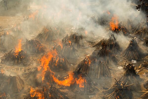 Giàn thiêu đang cháy trong lễ hỏa táng hàng loạt tại nhà hỏa táng ở New Delhi, Ấn Độ - Sputnik Việt Nam