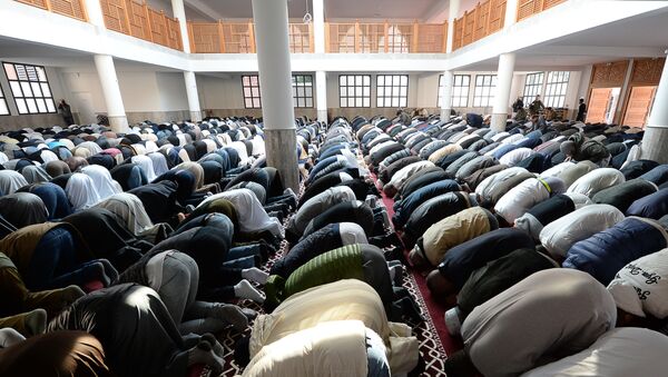  Tín đồ Hồi giáo cầu nguyện trong nhà thờ đạo Hồi ở thành phố Frejus thuộc Pháp - Sputnik Việt Nam