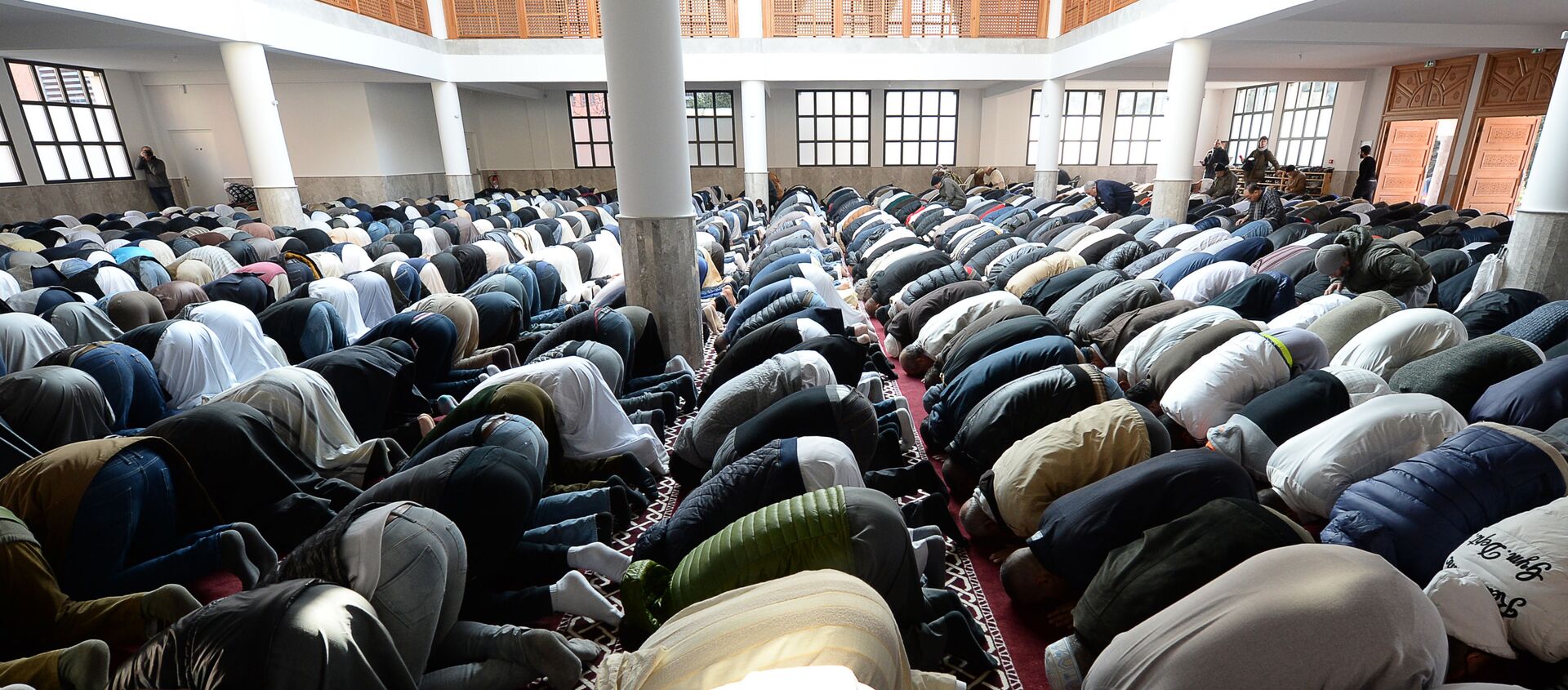  Tín đồ Hồi giáo cầu nguyện trong nhà thờ đạo Hồi ở thành phố Frejus thuộc Pháp - Sputnik Việt Nam, 1920, 27.04.2021