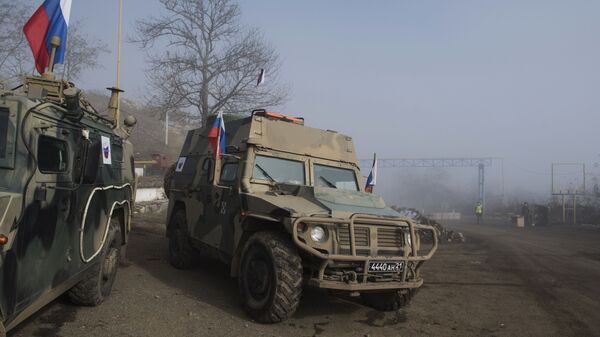 Xe của lực lượng Nga gìn giữ hoà bình ở Nagorno-Karabakh - Sputnik Việt Nam
