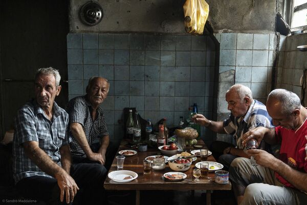 “Những người bạn cũ” (Old friends) của nhiếp ảnh gia Ý Sandro Maddalena, người chiến thắng hạng mục Chính sách thực phẩm tại cuộc thi Pink Lady® Food Photographer of the 2021  - Sputnik Việt Nam