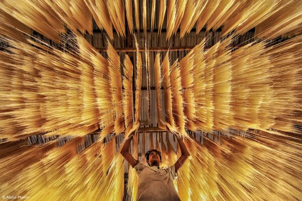 “Làm mì gạo” (Making Rice Noodles) của nhiếp ảnh gia Bangladesh Abdul Momin, người chiến thắng Giải thưởng Fujifilm cho sự đổi mới (Fujifilm Award for Innovation)  trong cuộc thi Pink Lady® Food Photographer of the 2021  - Sputnik Việt Nam