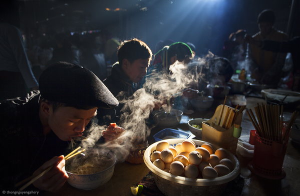 “Bữa sáng tại chợ phiên hàng tuần” của nhiếp ảnh gia Việt Nam Thong Nguyen, người đoạt giải Food at the Table 2021 trong cuộc thi Pink Lady® Food Photographer of the 2021 - Sputnik Việt Nam