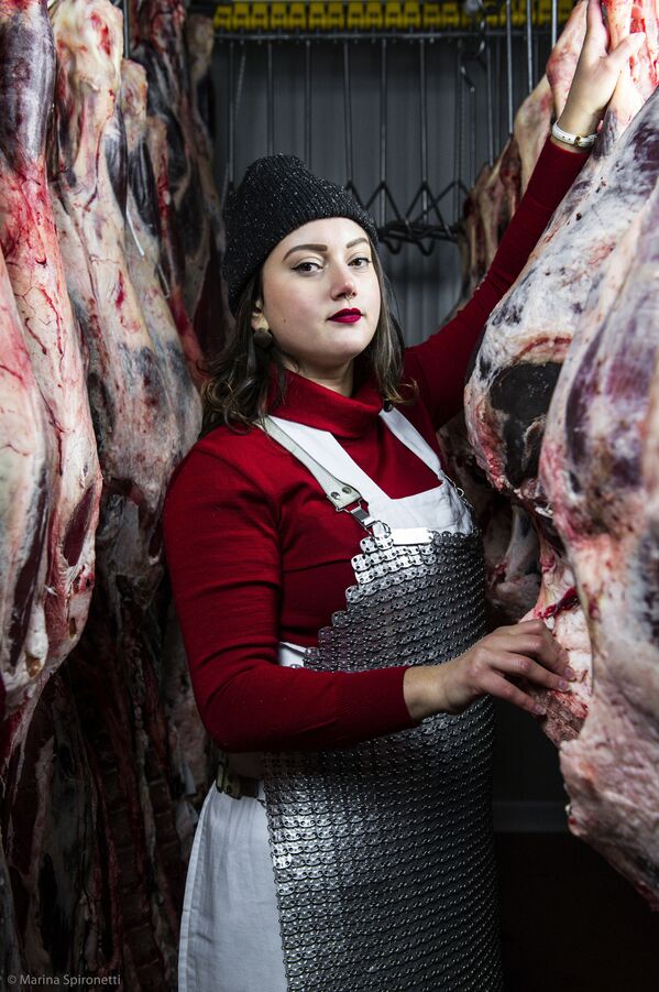 “Người phụ nữ bán thịt ở Panzano – Martina” của nhiếp ảnh gia Ý Marina Spironetti, người chiến thắng Giải thưởng The Claire Aho dành cho Nữ nhiếp ảnh gia trong cuộc thi Pink Lady® Food Photographer of the 2021 - Sputnik Việt Nam