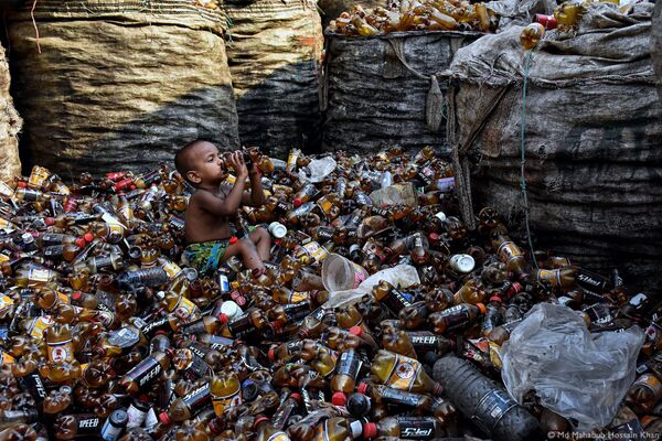 “Đồ uống từ rác” (Drinking from garbage) của nhiếp ảnh gia Bangladesh Md Mahabub Hossain Khan, người chiến thắng trong Chương trình Lương thực thế giới (World Food Programme Food for Life), cuộc thi Pink Lady® Food Photographer of the 2021 - Sputnik Việt Nam