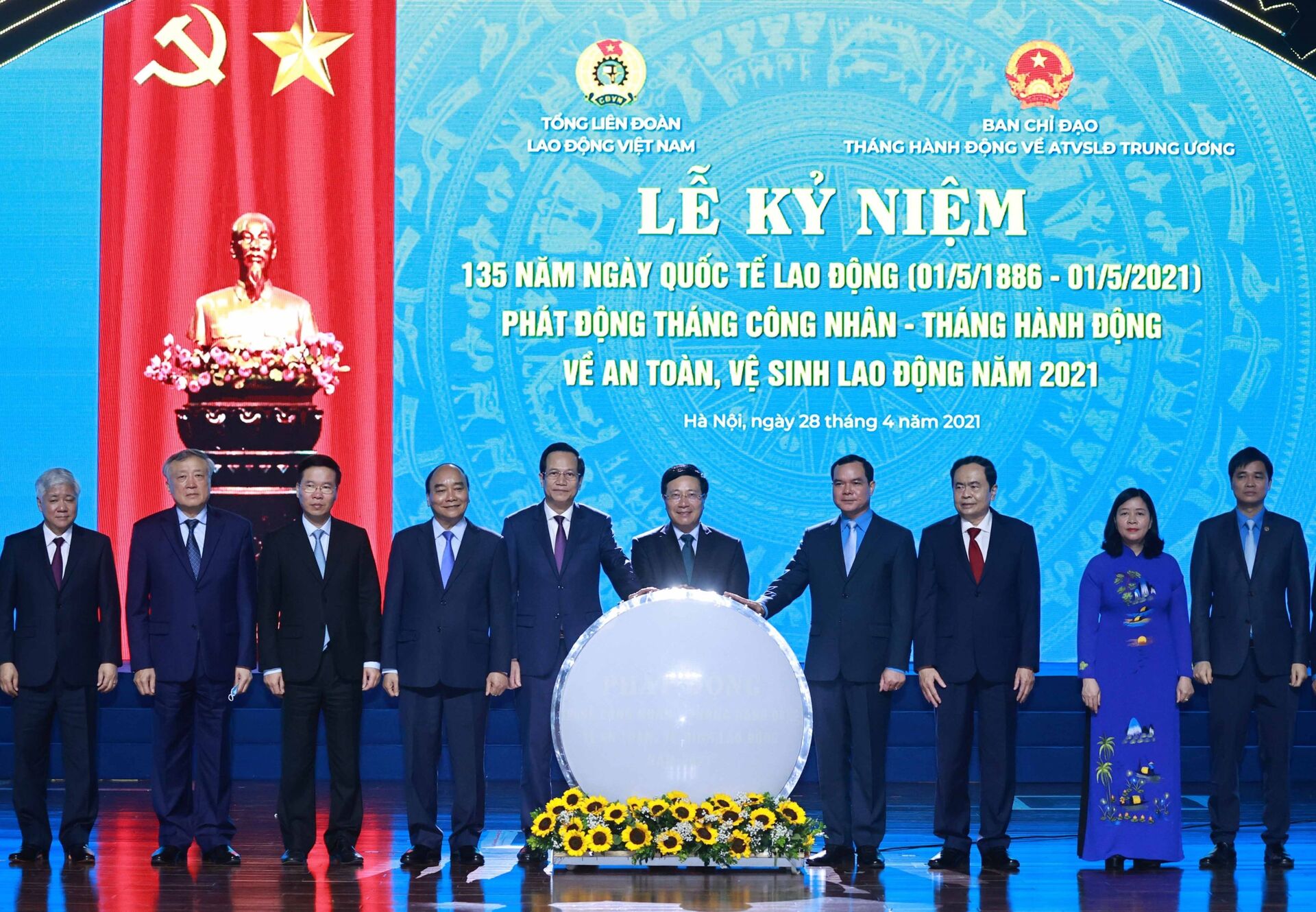 Sau 35 năm Đổi mới, Đảng Cộng sản Việt Nam vẫn luôn quan tâm đến giai cấp công nhân - Sputnik Việt Nam, 1920, 28.04.2021