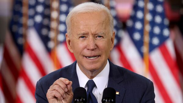 FILE PHOTO: Tổng thống Hoa Kỳ Joe Biden phát biểu về kế hoạch cơ sở hạ tầng của mình trong một sự kiện để giới thiệu kế hoạch tại Trung tâm Đào tạo Carpenters Pittsburgh ở Pittsburgh, Pennsylvania, Hoa Kỳ, ngày 31 tháng 3 năm 2021. - Sputnik Việt Nam