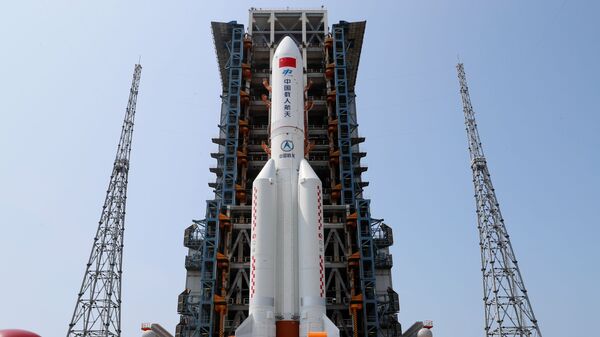Tên lửa đẩy Trường Chinh-5B Y2 mang theo mô-đun lõi Thiên Hòa của trạm vũ trụ Trung Quốc trên sân phóng tại sân bay vũ trụ Văn Xương trên đảo Hải Nam, Trung Quốc - Sputnik Việt Nam