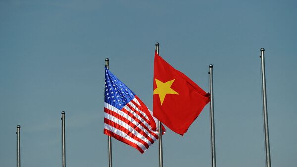 Quốc kỳ của Hoa Kỳ và Việt Nam. - Sputnik Việt Nam