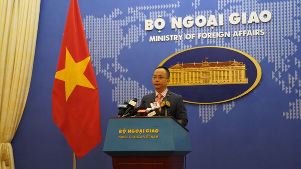 Phó phát ngôn viên Bộ Ngoại giao Việt Nam, ông Đoàn Khắc Việt tại họp báo thường kỳ ngày 29/04.  - Sputnik Việt Nam