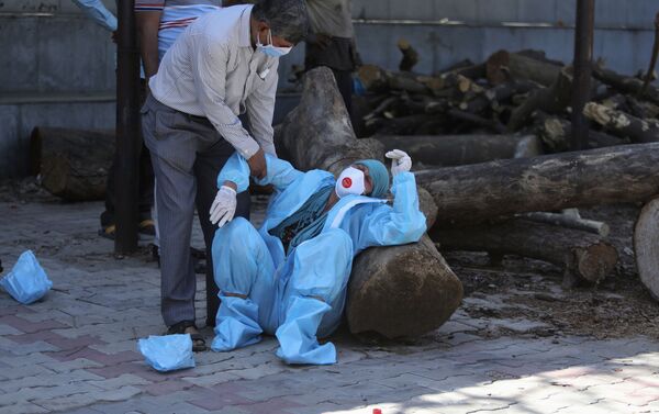 Thân nhân của một người chết vì COVID-19 trong quá trình hỏa táng ở Jammu, Ấn Độ - Sputnik Việt Nam