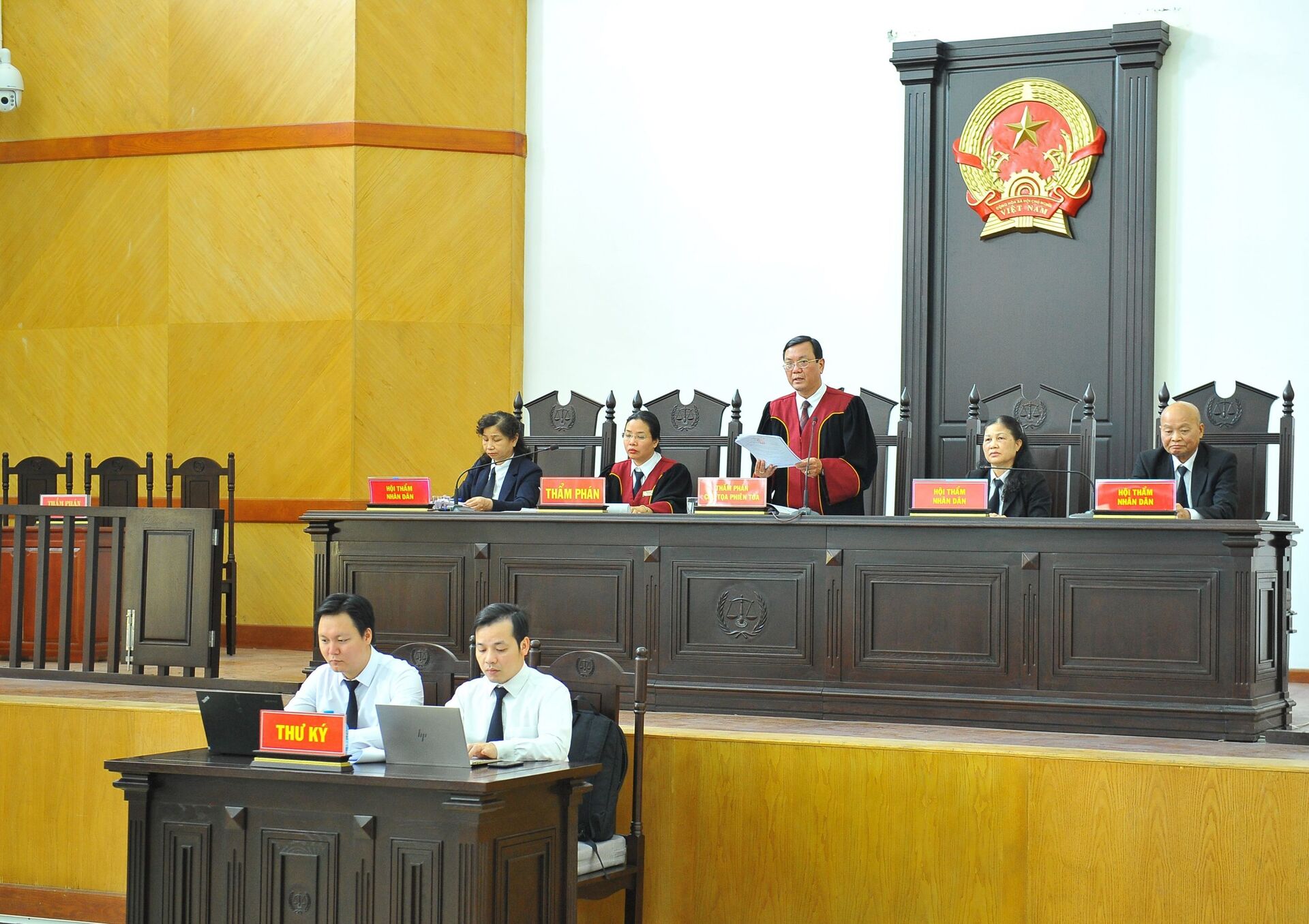 Tòa Việt Nam nói phải ‘phạt tù nghiêm khắc’ ông Vũ Huy Hoàng mới có tác dụng cải tạo - Sputnik Việt Nam, 1920, 29.04.2021