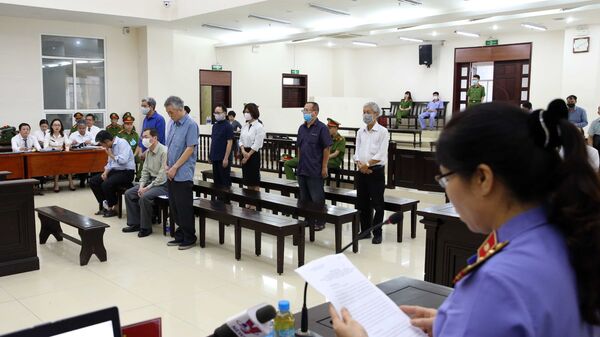 Đại diện Viện Kiểm sát trình bày bản luận tội và đề nghị mức án đối với từng bị cáo. - Sputnik Việt Nam