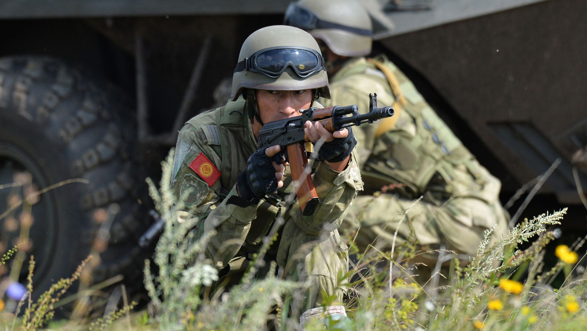 Quân nhân Kyrgyzstan tham gia cuộc tập trận chỉ huy và tham mưu quân sự chống khủng bố của lực lượng vũ trang các quốc gia thành viên SCO Sứ mệnh hòa bình - 2018 tại bãi tập ở Chebarkul - Sputnik Việt Nam, 1920, 29.04.2021