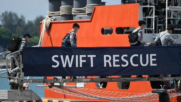 Các sĩ quan lên tàu MV Swift Rescue của Hải quân Singapore trước nỗ lực cứu hộ tàu ngầm mất tích KRI Nanggala-402 của Indonesia, tại Singapore vào ngày 21 tháng 4 năm 2021, trong hình ảnh này được truyền từ mạng xã hội. - Sputnik Việt Nam
