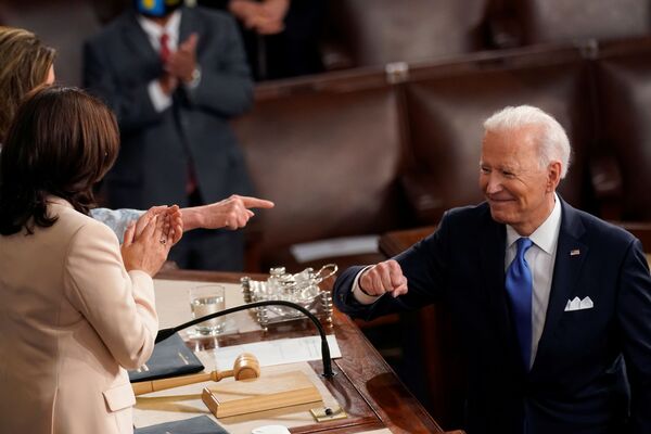 Tổng thống Joe Biden trong hội trường Hạ viện Hoa Kỳ - Sputnik Việt Nam