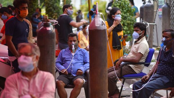 Những người gặp vấn đề về hô hấp được hỗ trợ oxy miễn phí tại Gurudwar ở Delhi - Sputnik Việt Nam