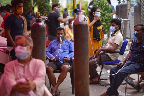 Những người gặp vấn đề về hô hấp được hỗ trợ oxy miễn phí tại Gurudwar ở Delhi - Sputnik Việt Nam