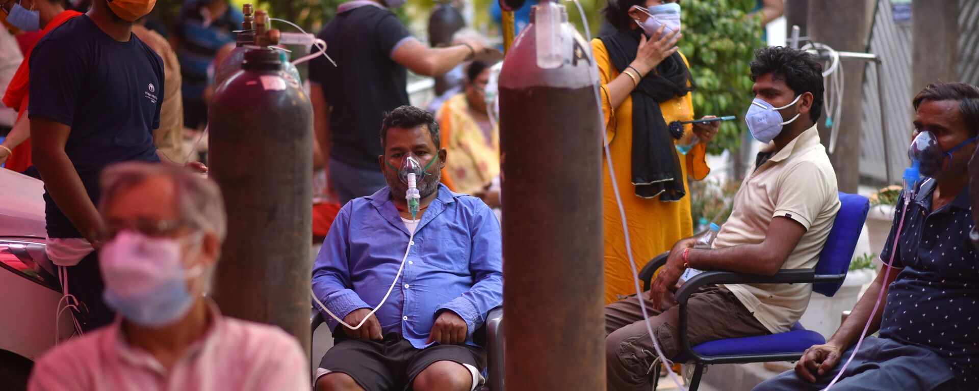 Những người gặp vấn đề về hô hấp được hỗ trợ oxy miễn phí tại Gurudwar ở Delhi - Sputnik Việt Nam, 1920, 03.05.2021