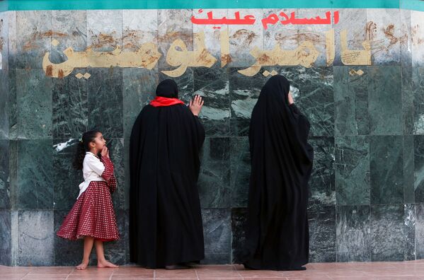 Phụ nữ Iraq đến Nhà thờ Hồi giáo  Imam Ali Step trong tháng lễ Ramadan ở Basra, Iraq - Sputnik Việt Nam