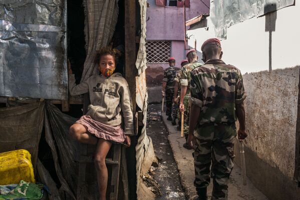 Trẻ em đeo khẩu trang trên đường phố ở Antananarivo có quân nhân tuần tra - Sputnik Việt Nam