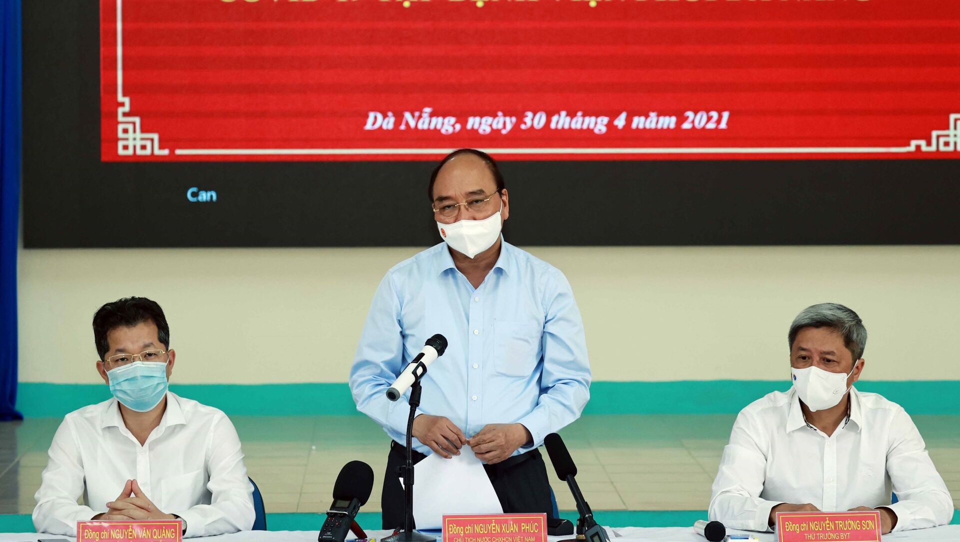 Chủ tịch nước Nguyễn Xuân Phúc phát biểu tại buổi làm việc tại Bệnh viện phổi Đà Nẵng. - Sputnik Việt Nam, 1920, 30.04.2021