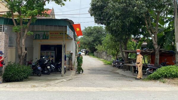 Các con đường dân đến ngôi nhà ông N.V.P (xóm 7, xã Nghi Kim, thành phố Vinh, Nghệ An) nơi xảy ra vụ nổ súng làm 2 người tử vong đều được lực lượng chức năng phong tỏa. - Sputnik Việt Nam