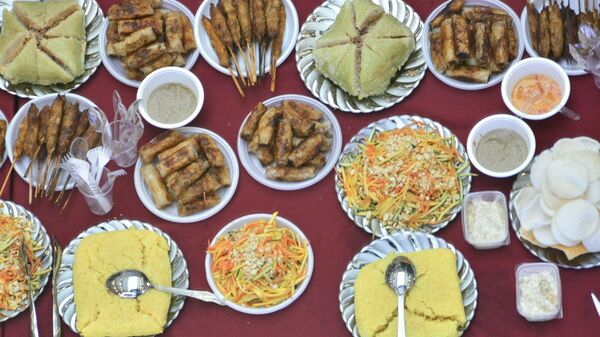 Khách tham dự buổi lễ có thể thử các món ăn truyền thống của Việt Nam - Sputnik Việt Nam