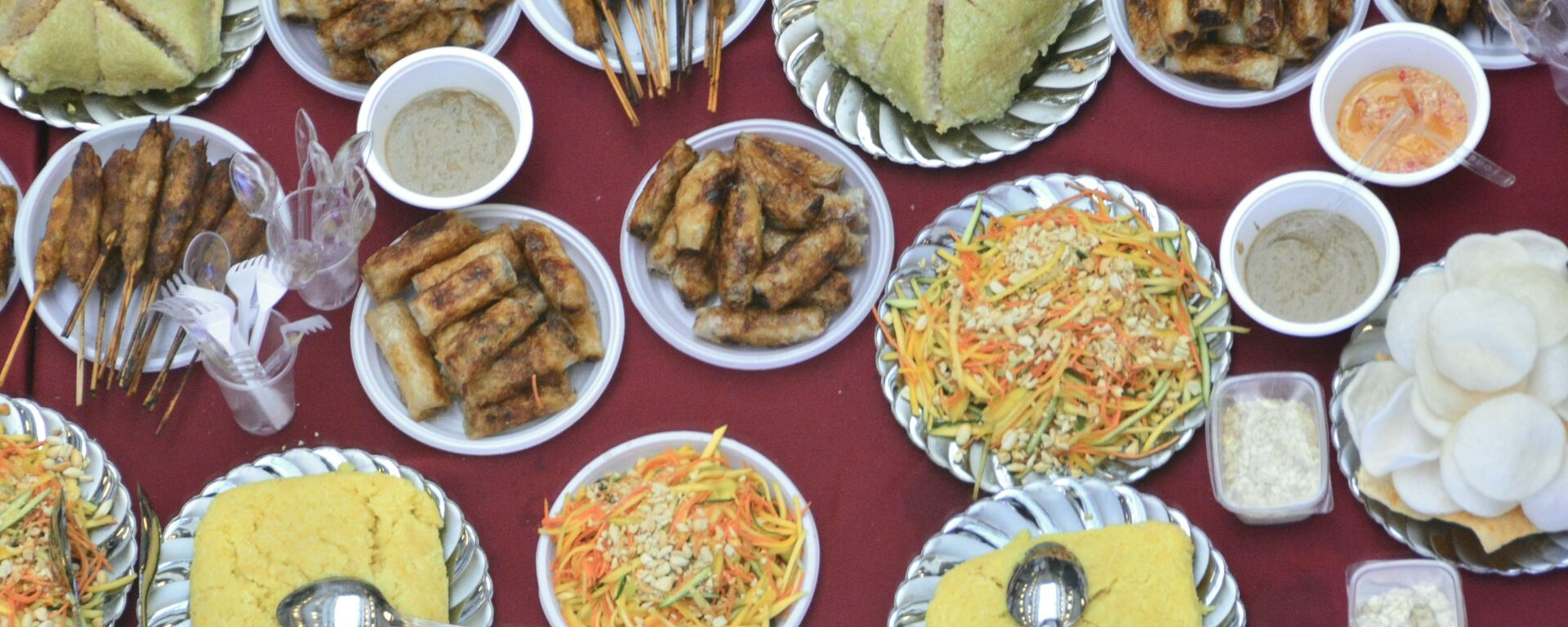 Khách tham dự buổi lễ có thể thử các món ăn truyền thống của Việt Nam - Sputnik Việt Nam, 1920, 24.10.2021