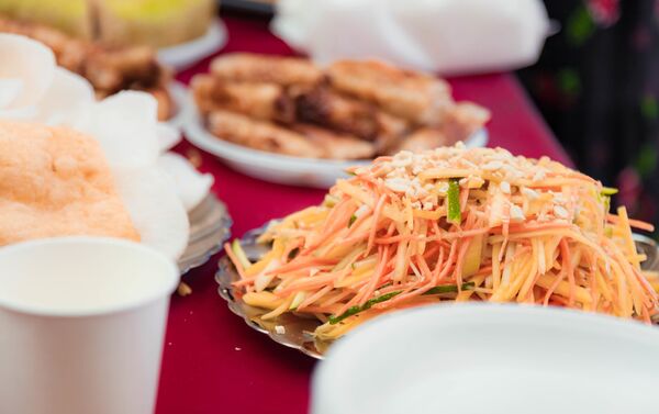 Khách tham dự buổi lễ có thể thử các món ăn truyền thống của Việt Nam - Sputnik Việt Nam