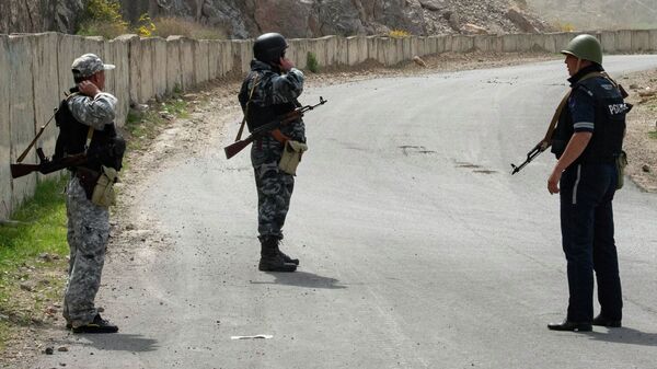 Quân nhân và cảnh sát Kyrgyzstan tại làng Kok-Tash trên biên giới giữa Kyrgyzstan và Tajikistan - Sputnik Việt Nam