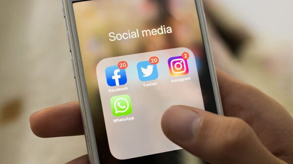 Biểu tượng Facebook, Twitter, Instagram, WhatsApp trên màn hình điện thoại thông minh - Sputnik Việt Nam