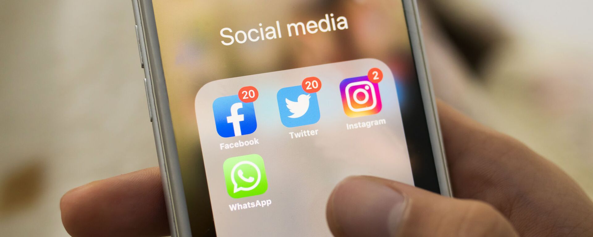 Biểu tượng Facebook, Twitter, Instagram, WhatsApp trên màn hình điện thoại thông minh - Sputnik Việt Nam, 1920, 04.05.2021