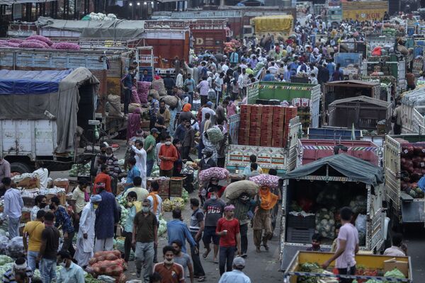 Người dân tại chợ rau ở Jammu, Ấn Độ - Sputnik Việt Nam