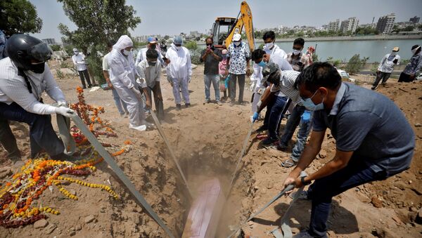 Mai táng người tử vong vì coronavirus trong một nghĩa trang ở Ahmedabad, Ấn Độ - Sputnik Việt Nam
